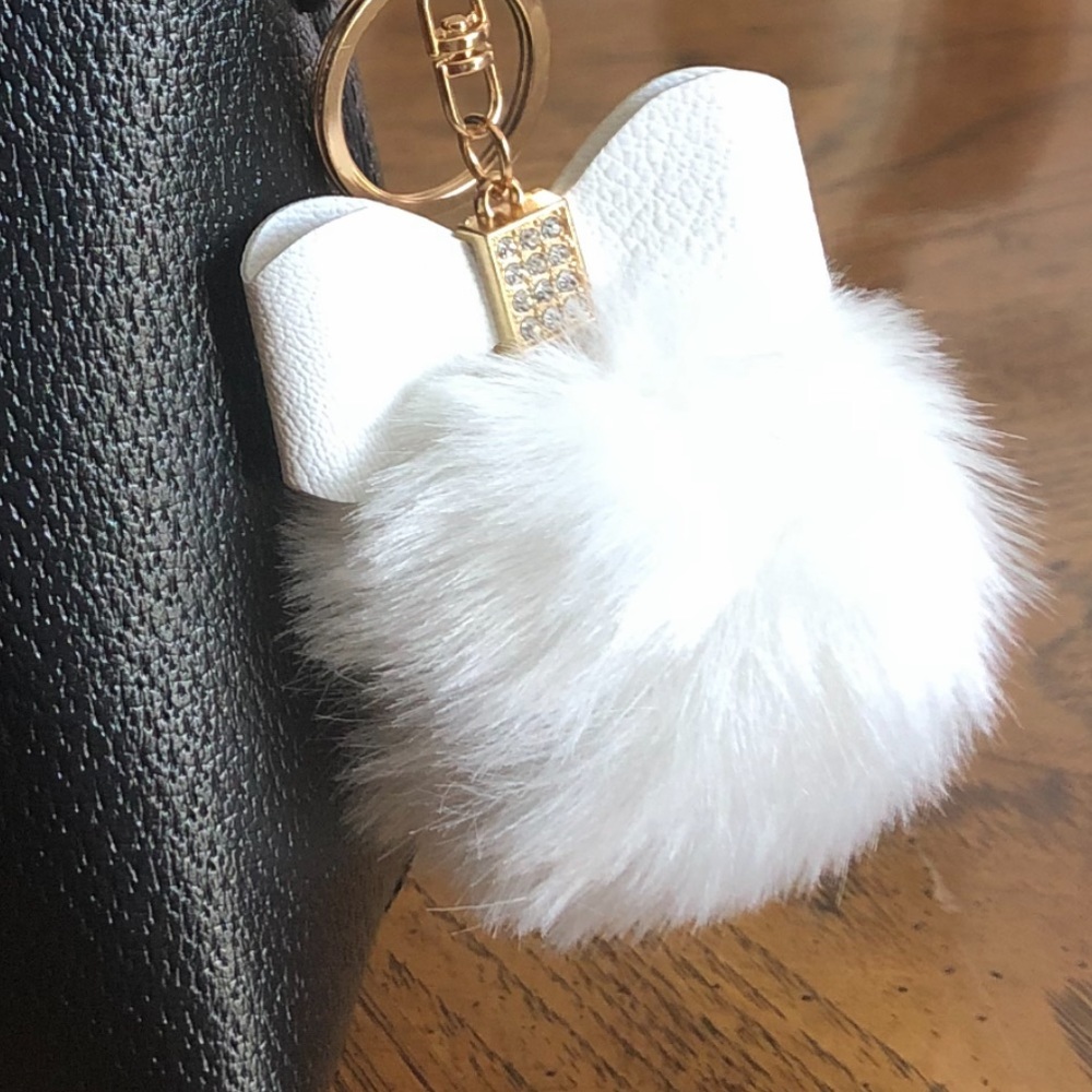 ❌Gifted❌ 🆕 White Fluffy Ball Key Chain/Bag Charm - Picture 2 of 3